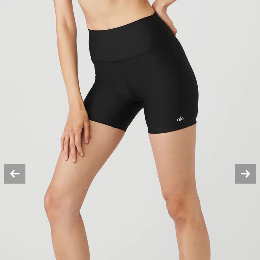ALO YOGA AIRLIFT ENERGY SHORT - BLACK